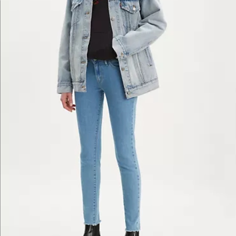NWT Levi’s 711 Skinny, fringed, light wash 30Wx28L